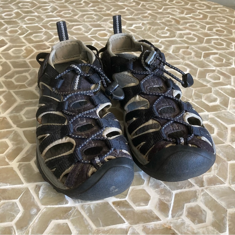Keen Women's Whisper sandal in Black/Gargoyle - Picture 3 of 7